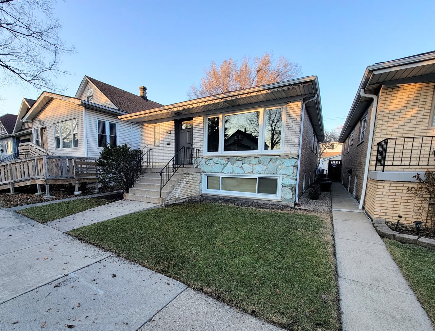 Raised ranch at 6308 W Cornelia Avenue, Chicago